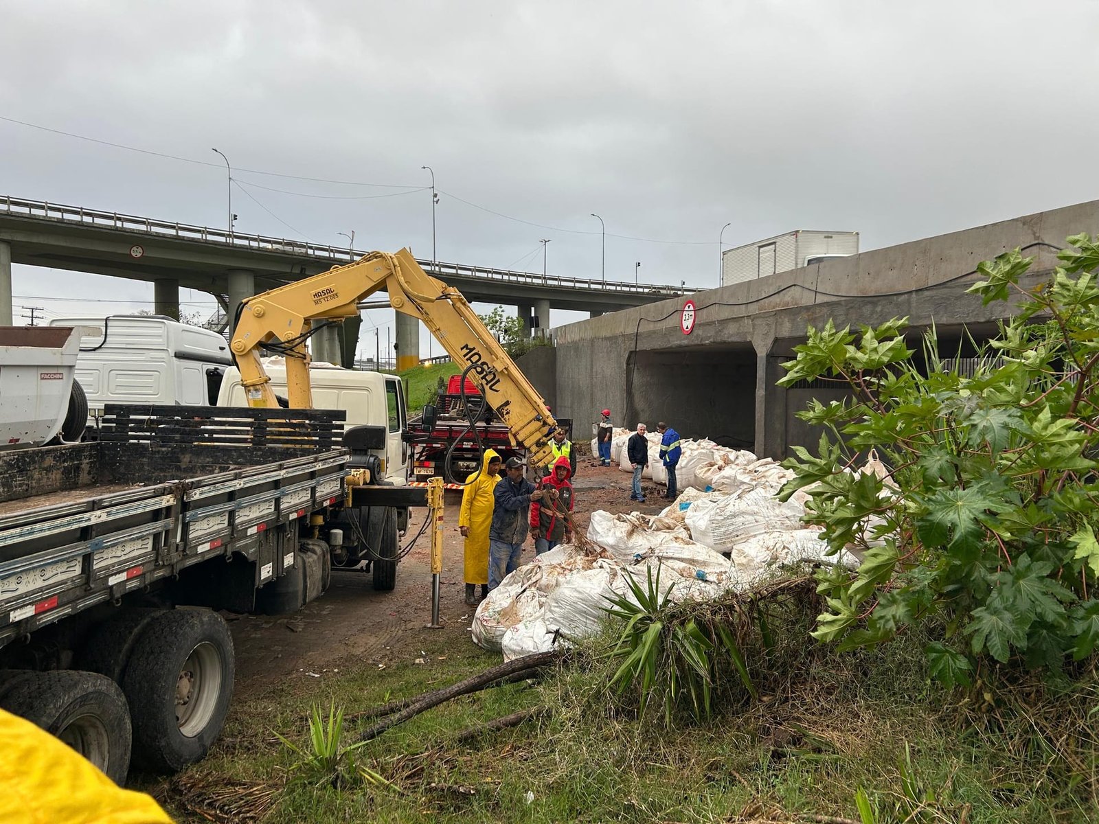 3 comportas do sistema de proteção contra cheias são fechadas em Porto Alegre