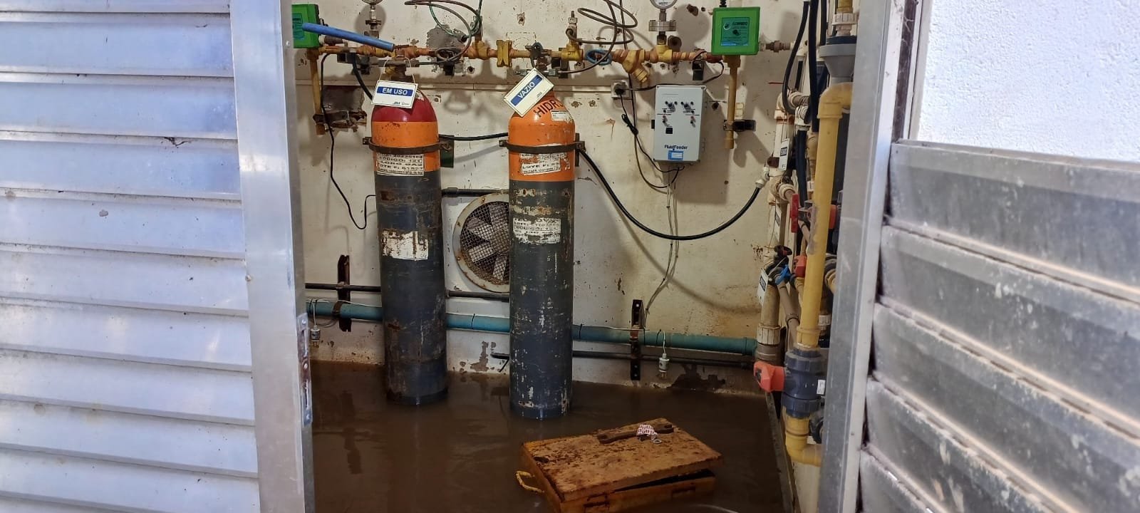 Água da enchente afeta equipamentos do Dmae em Porto Alegre