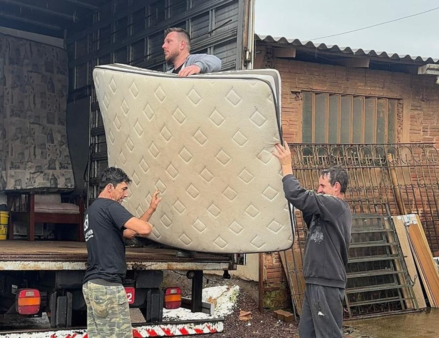 Com previsão de enchente, famílias são retiradas de casa em Lajeado