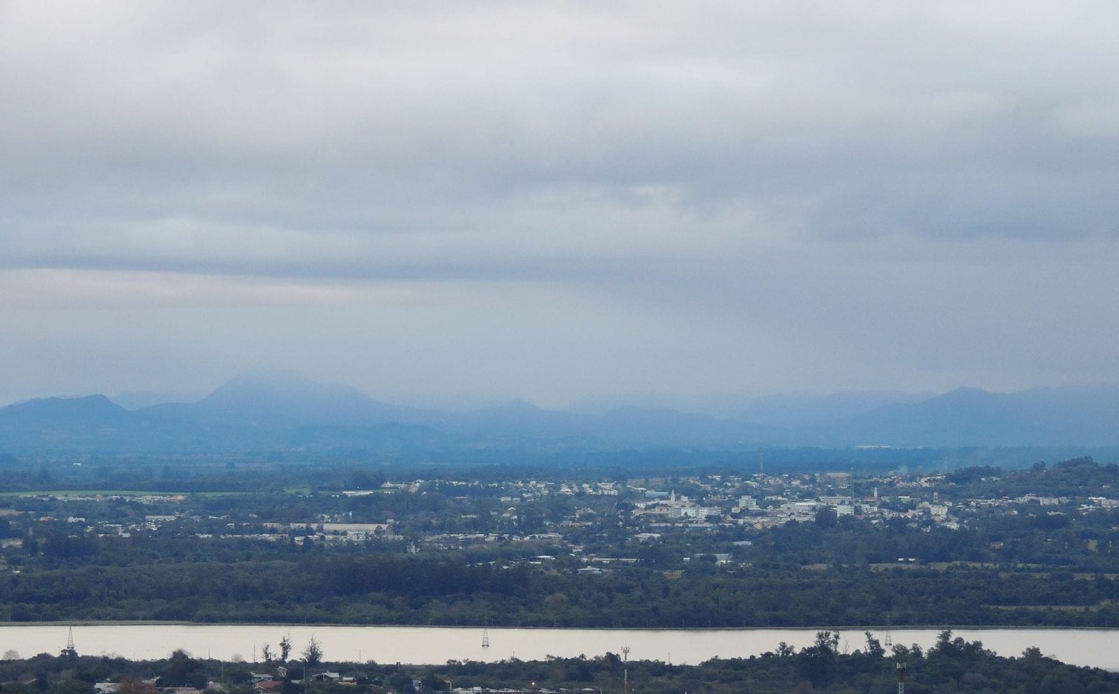 Sexta será marcada por tempo nublado e chuva em algumas áreas do RS