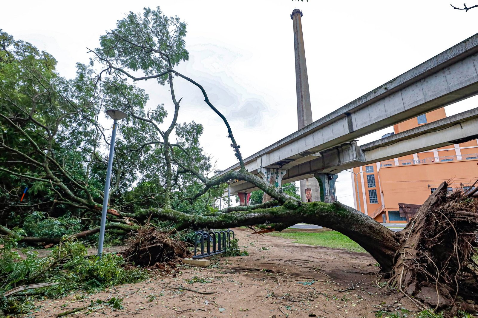 Inmet emite alerta laranja para vento forte em áreas do RS