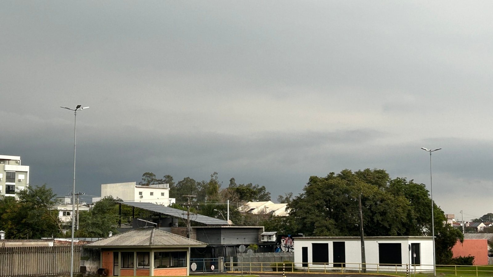 Frente fria avança e deixa RS em alerta para temporais
