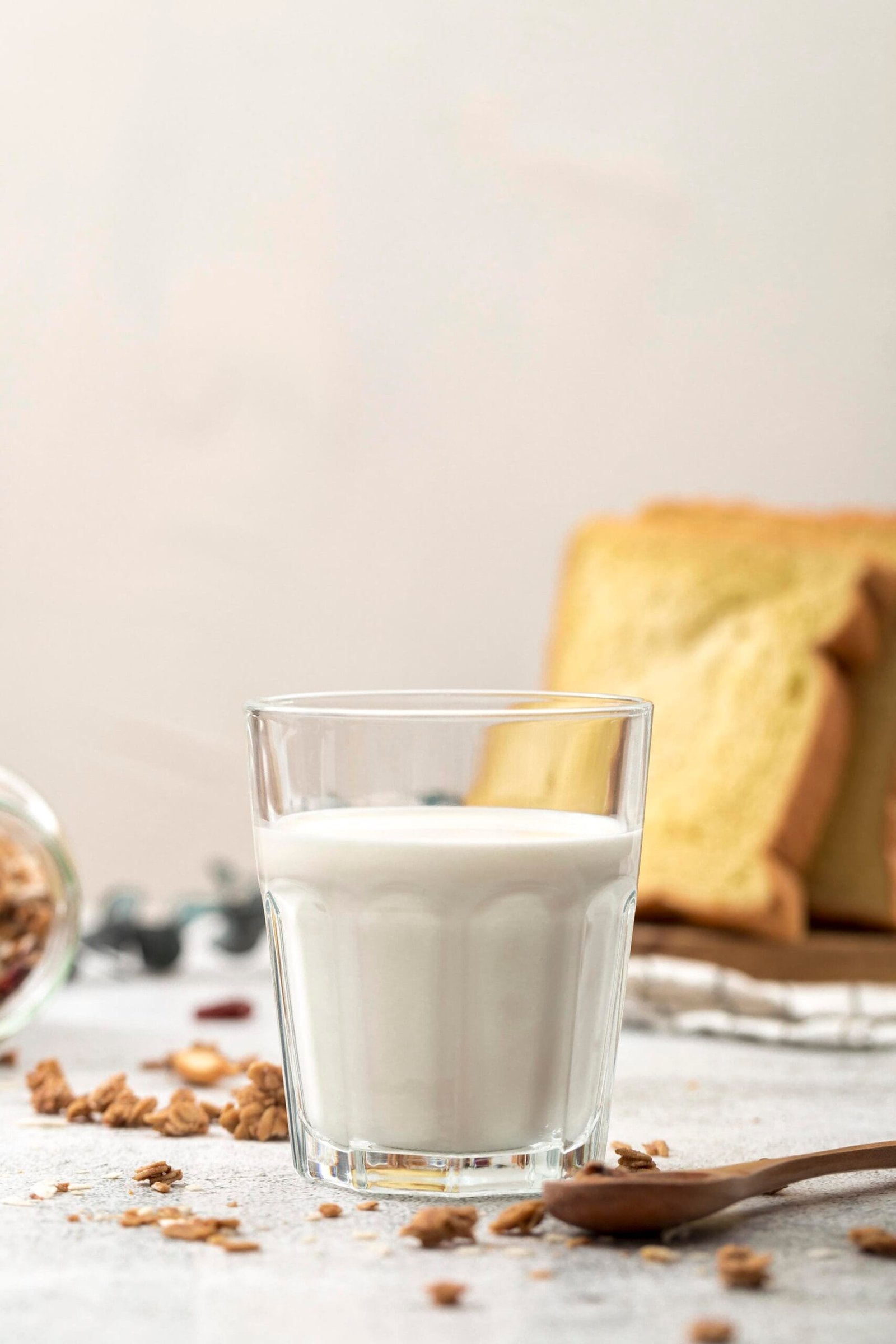 Leite é seguro e nutritivo: nutricionista esclarece 5 dúvidas comuns sobre o consumo