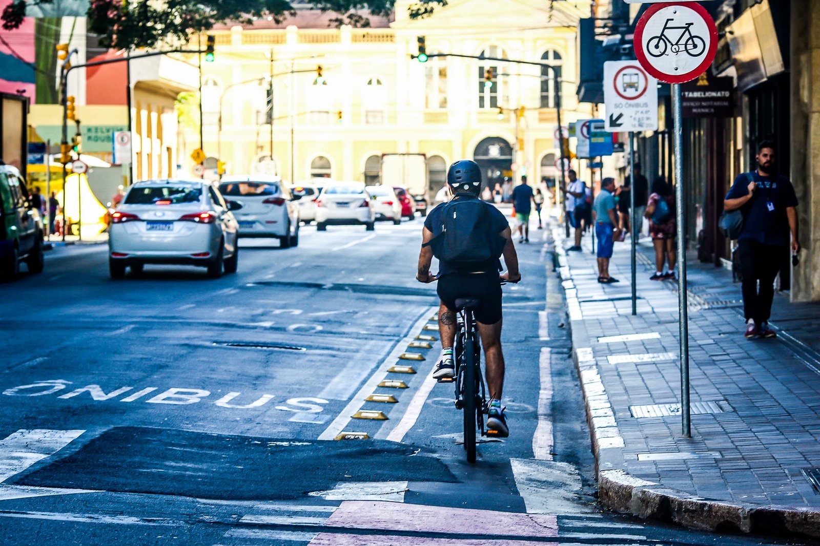Andar de bicicleta: conheça 6 benefícios da atividade física para o corpo