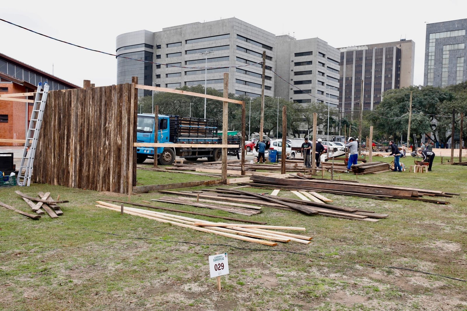 Começa montagem dos piquetes do Acampamento Farroupilha em Porto Alegre 3 Começa montagem dos piquetes do Acampamento Farroupilha em Porto Alegre