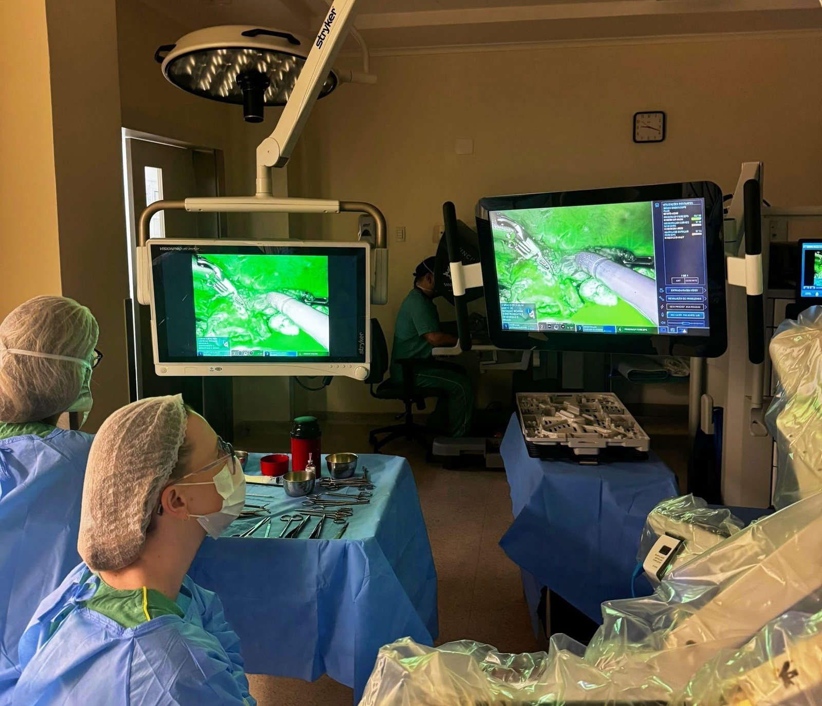 Bebê de apenas 3 meses é submetido a cirurgia robótica na Santa Casa