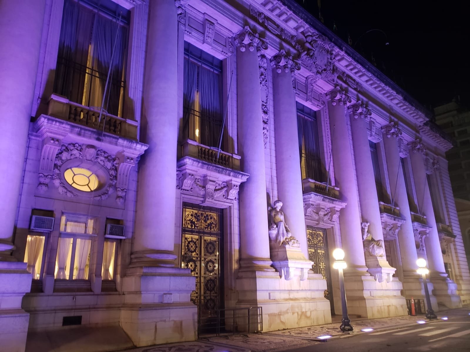 Palácio Piratini ganha iluminação especial 