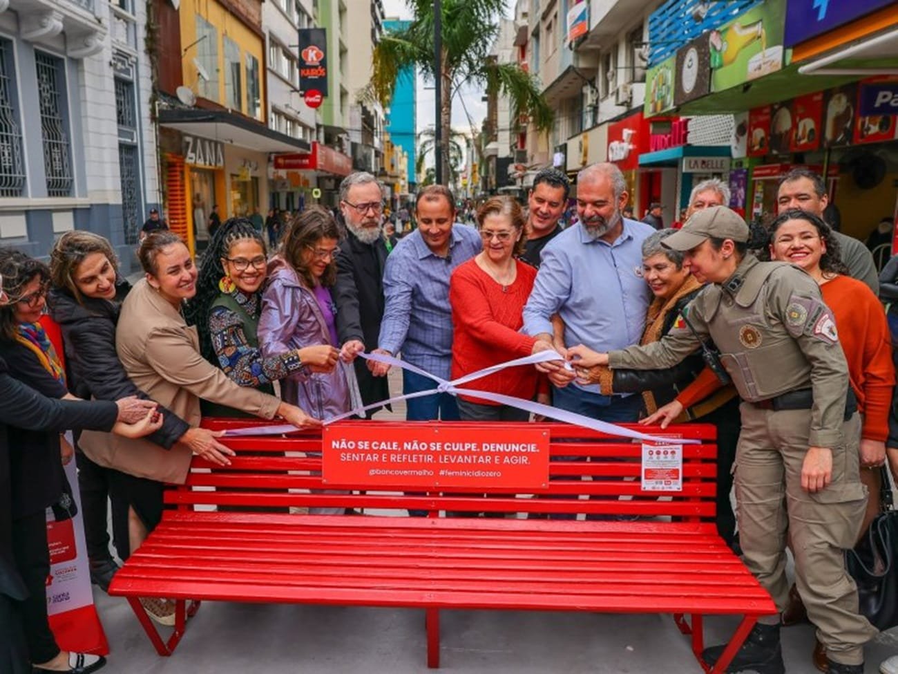 Cidade de Santa Maria inaugura Banco Vermelho em prol do fim da violência contra a mulher