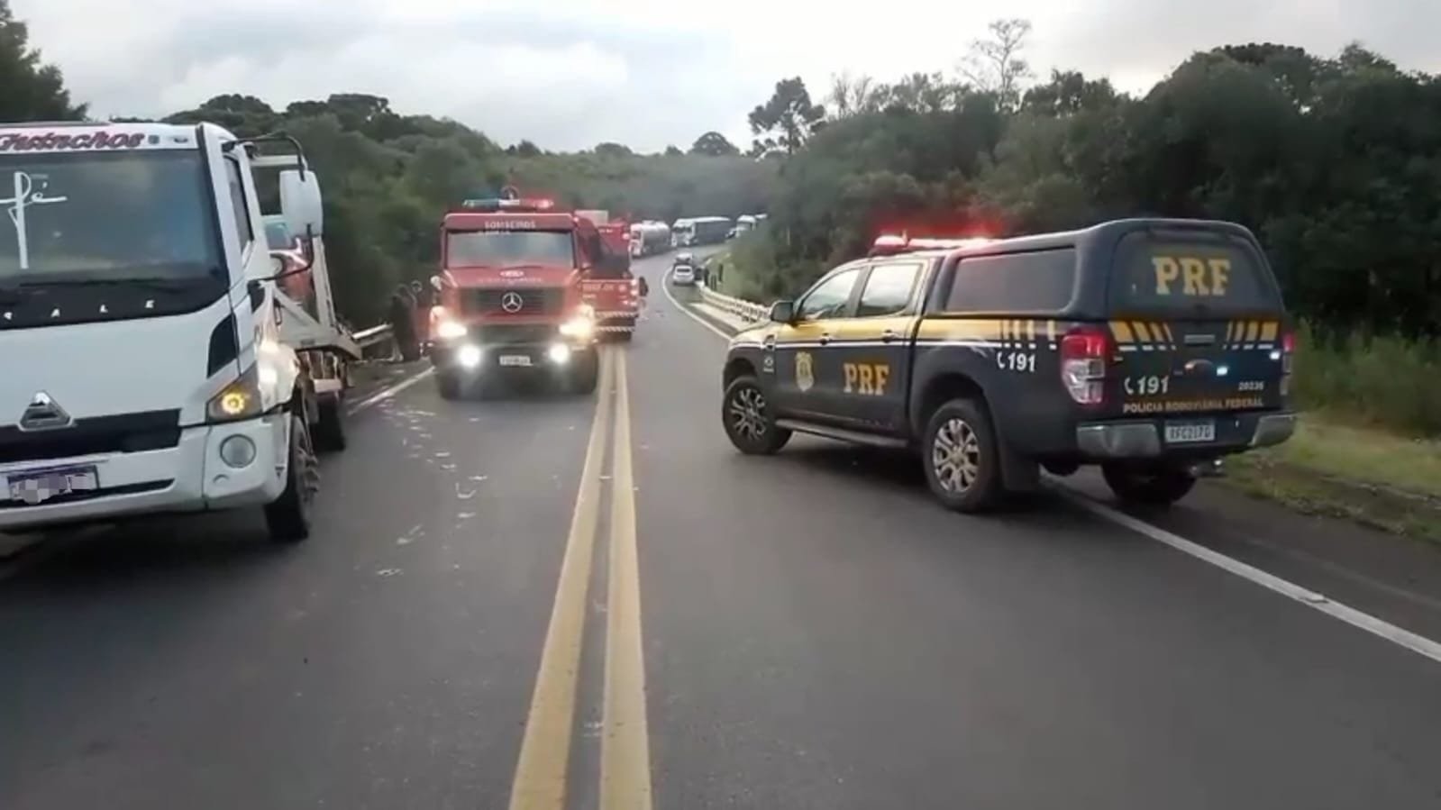 Após acidente, polícia prende 9 pessoas por saque de carga em Muitos Capões 6 Após acidente, polícia prende 9 pessoas por saque de carga em Muitos Capões