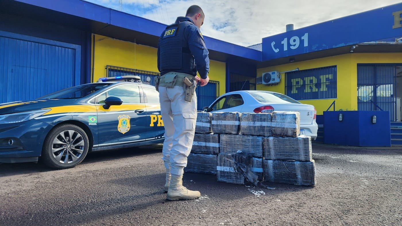 PRF prende homem com carro carregado com 200 kg de maconha em Três Cachoeiras