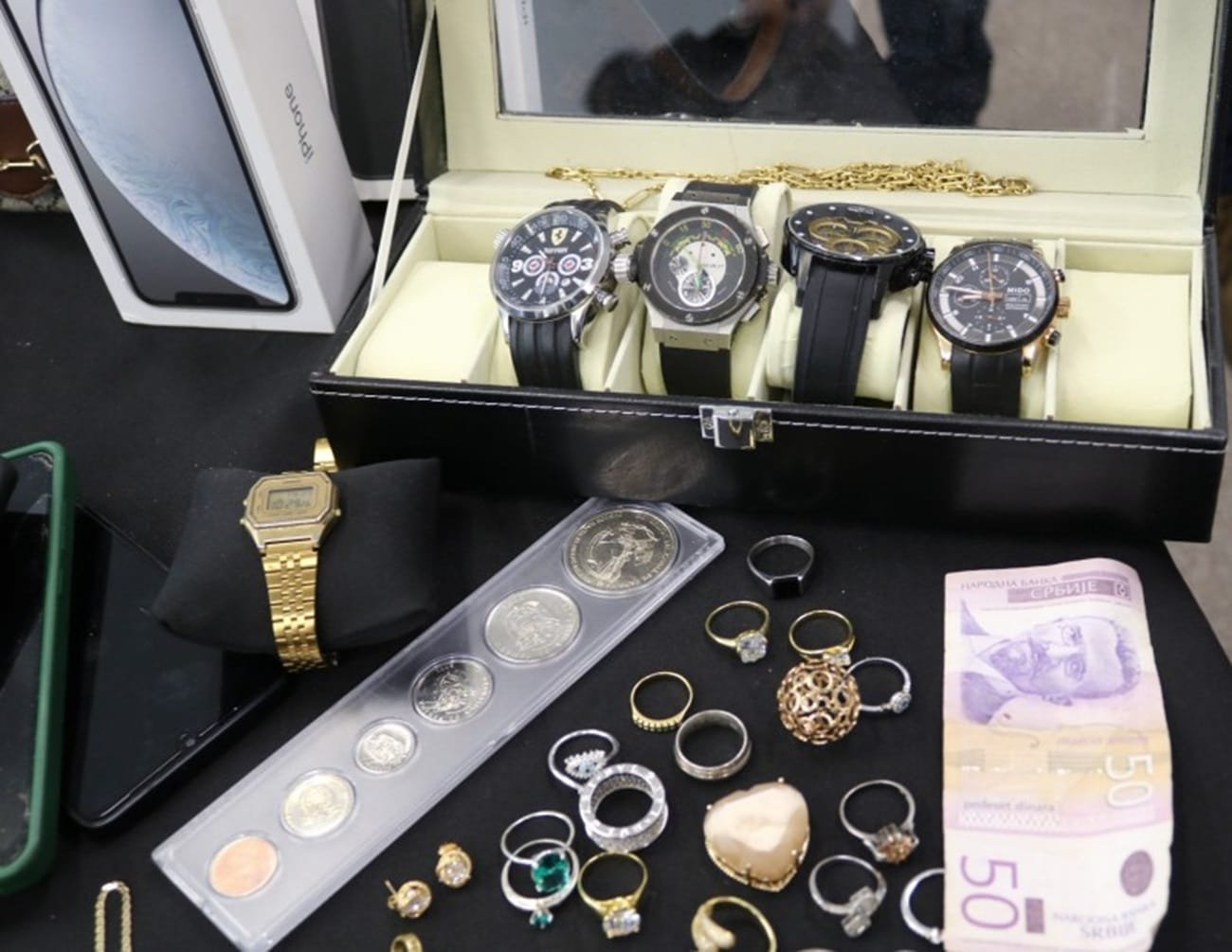 Dupla é presa no Aeroporto Salgado Filho por roubos de relógios de luxo