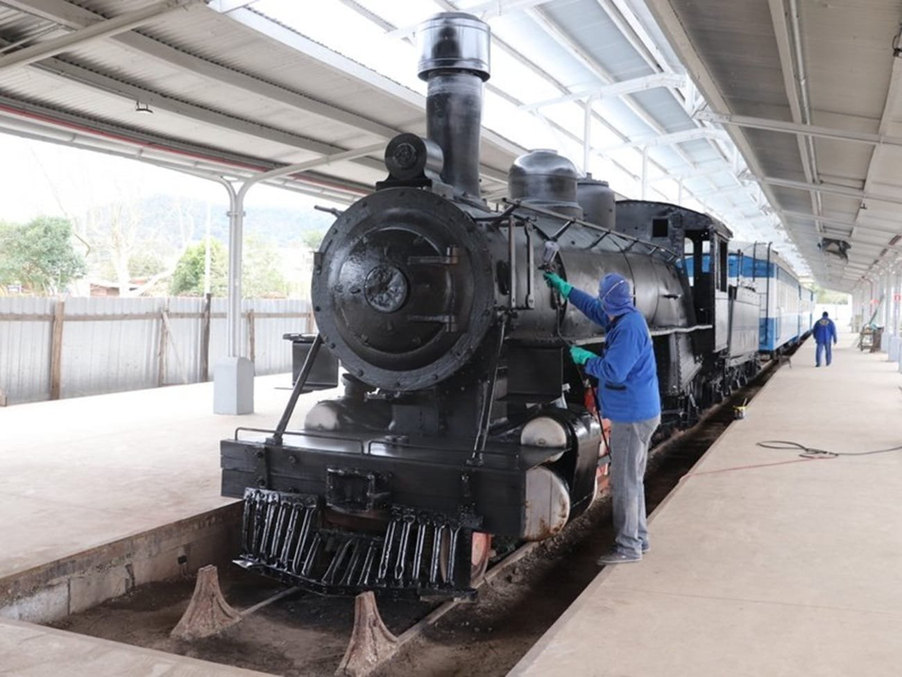 Em Santa Maria, vagões e locomotiva da Gare recebem pintura