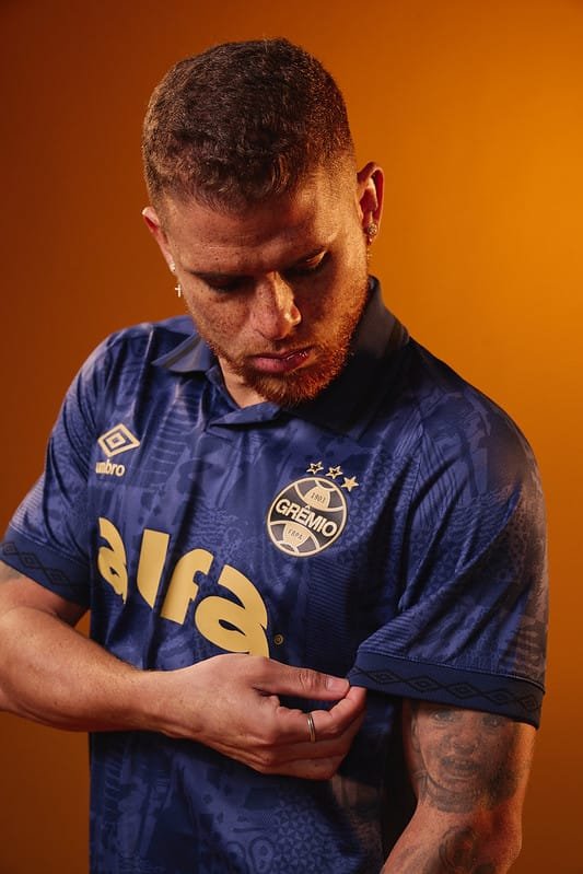 Em ação especial, Grêmio apresenta nova camisa pelas ruas de Porto Alegre 2 54782098634 c215d7716c c