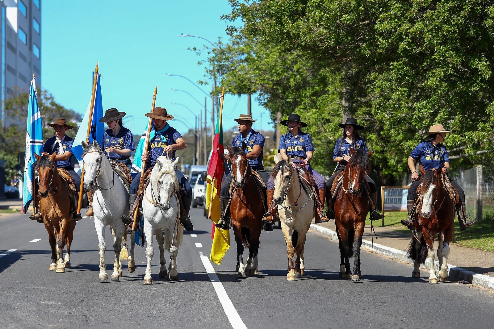 Em ação especial, Grêmio apresenta nova camisa pelas ruas de Porto Alegre