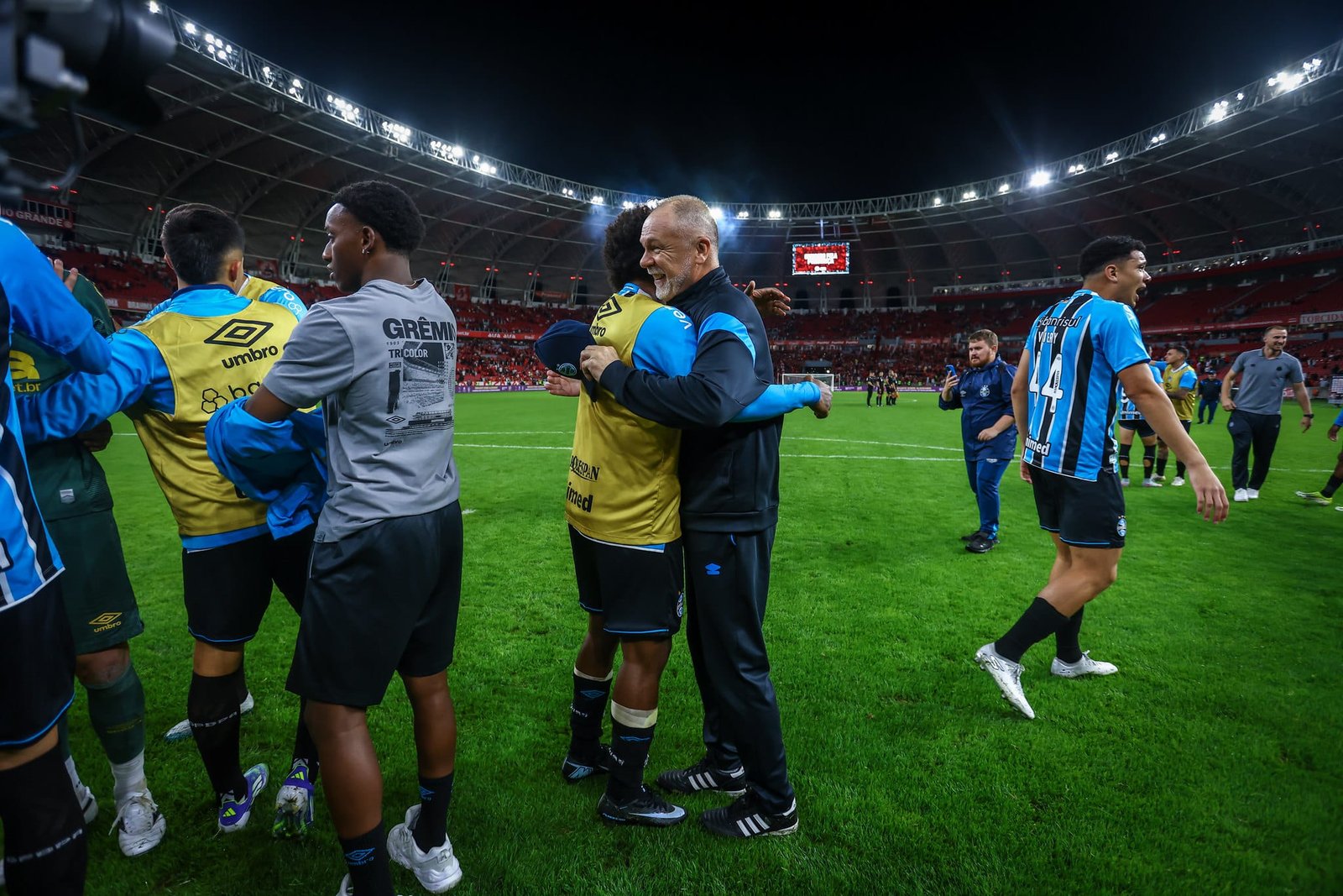 "Saímos fortalecidos", ressalta Mano Menezes após Grêmio vencer o Inter 7 “Saímos fortalecidos”, ressalta Mano Menezes após Grêmio vencer o Inter