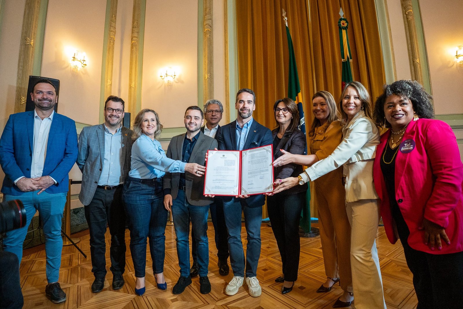 Leite sanciona lei que cria Secretaria da Mulher e apresenta titular da pasta