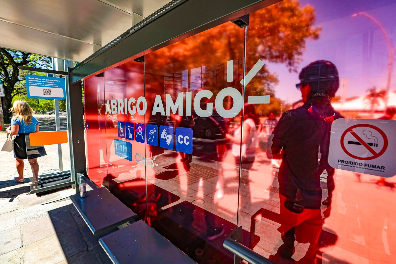Veja como funciona chamada de vídeo em pontos de ônibus de Porto Alegre