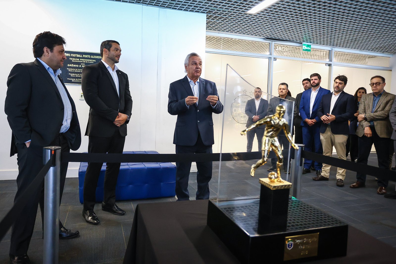 Na Arena, Grêmio recebe troféu de Supercampeão do Brasil de 1990 1 54888516804 c7ebb570d5 k
