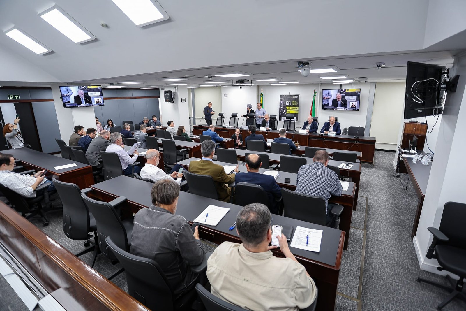 Base do governo impede manifestação de Eduardo Leite na CPI das concessionárias de energia