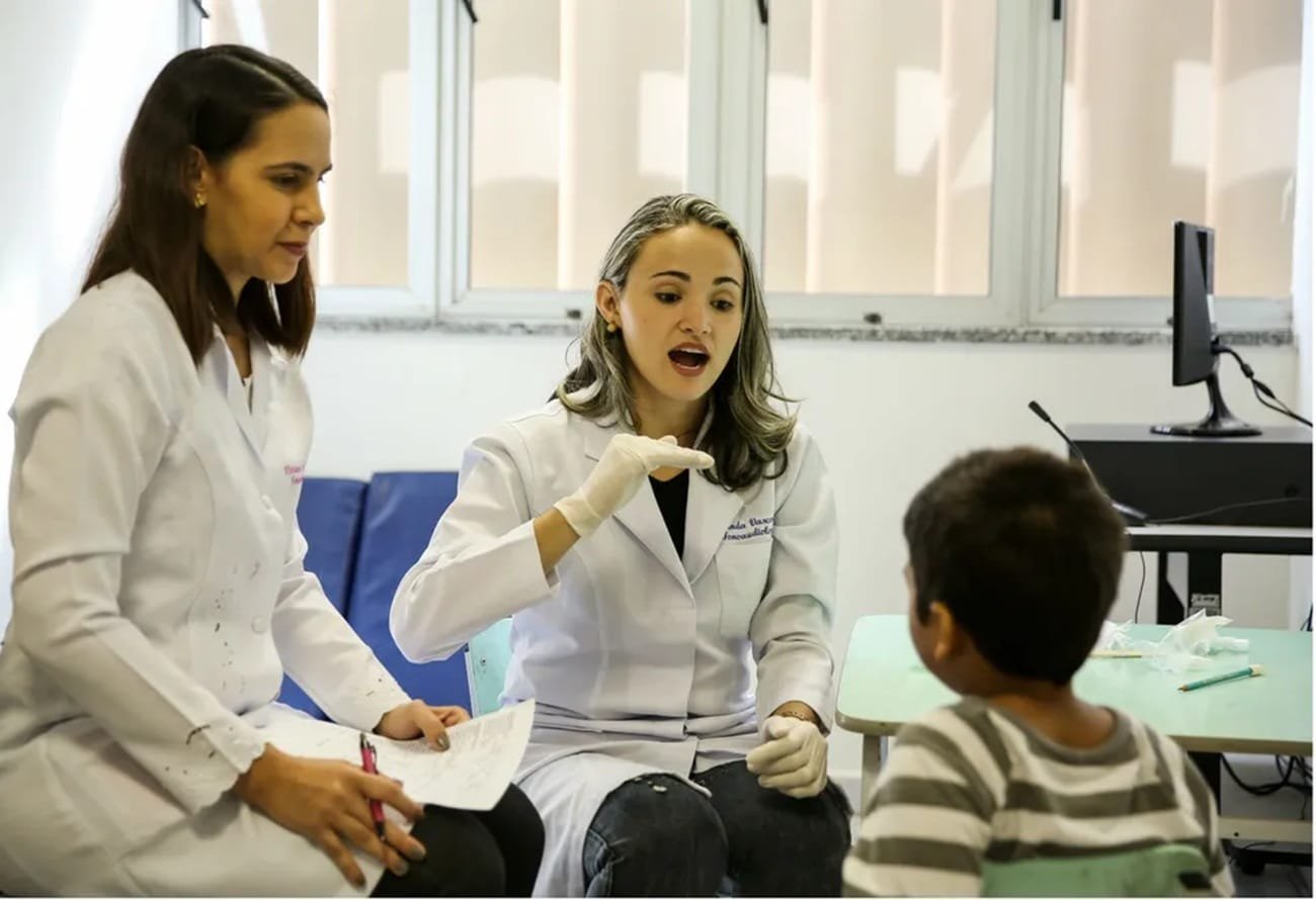 Infecções respiratórias e otite: como esses problemas podem atrasar a fala das crianças