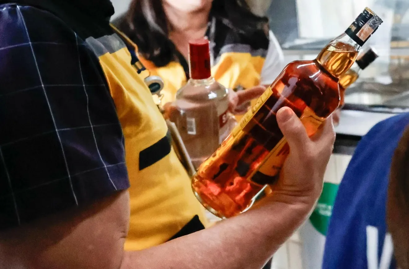 Oftalmologista explica como metanol afeta visão após ingestão de bebidas contaminadas 2 Oftalmologista explica como metanol afeta visão após ingestão de bebidas contaminadas