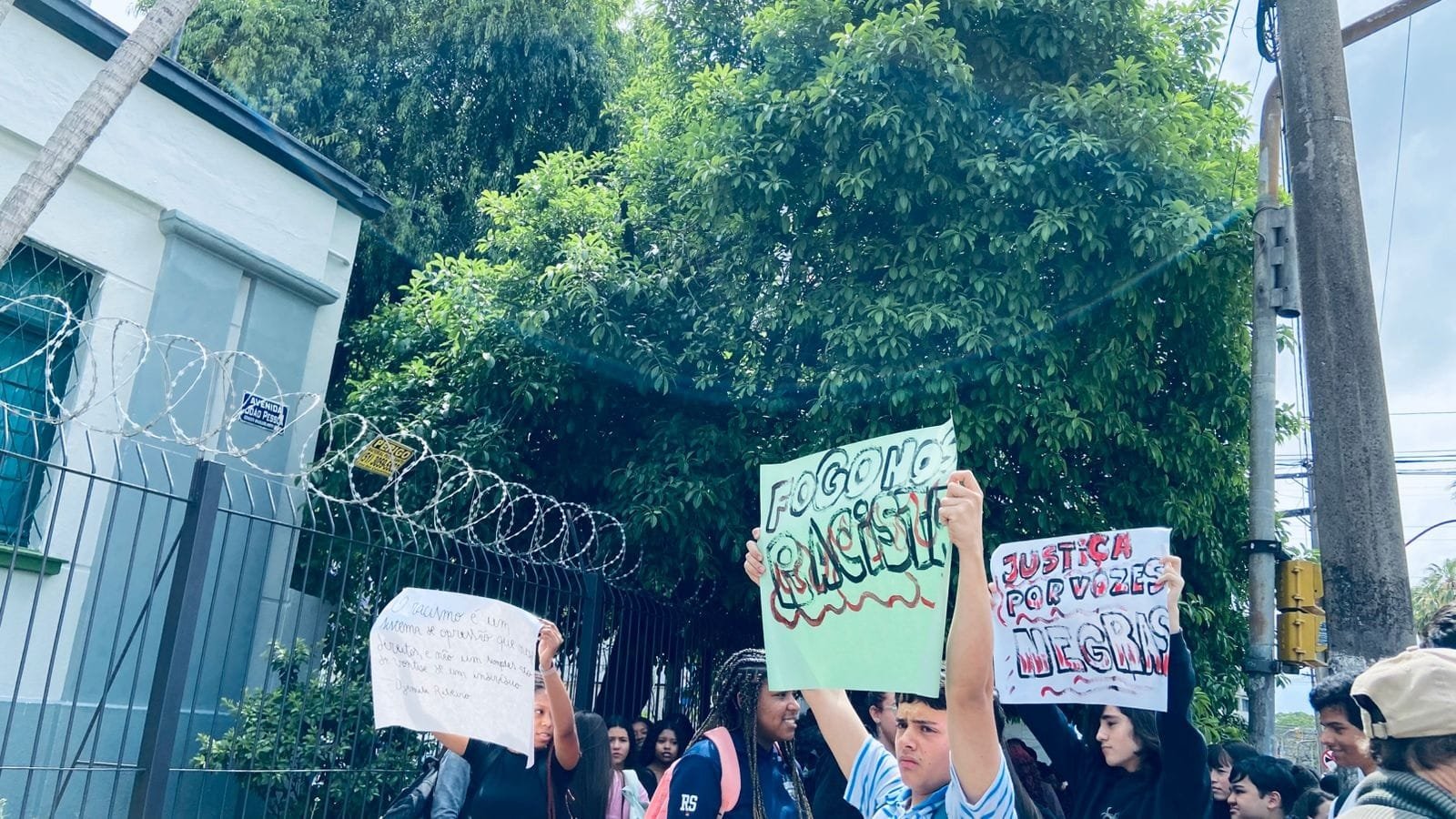 Em Porto Alegre, alunos de escola estadual protestam contra ato de racismo