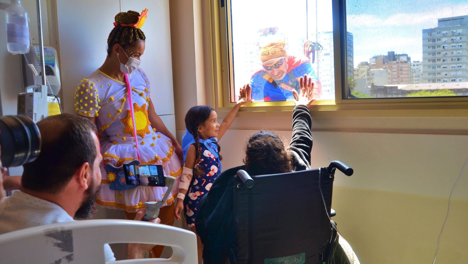 Rapel do Super-heróis leva alegria ao Hospital da Criança Santo Antônio