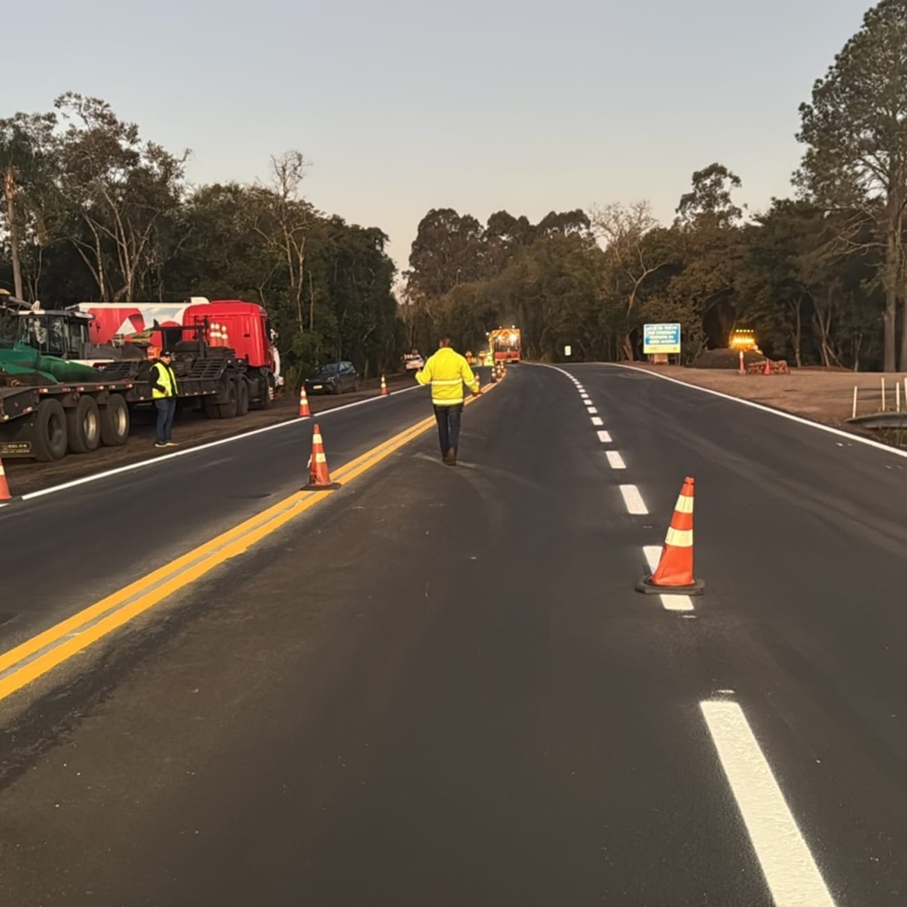 Concessionária realiza bloqueio total do trânsito na RSC-287 para instalação de painéis 1 rodovia RSC 287