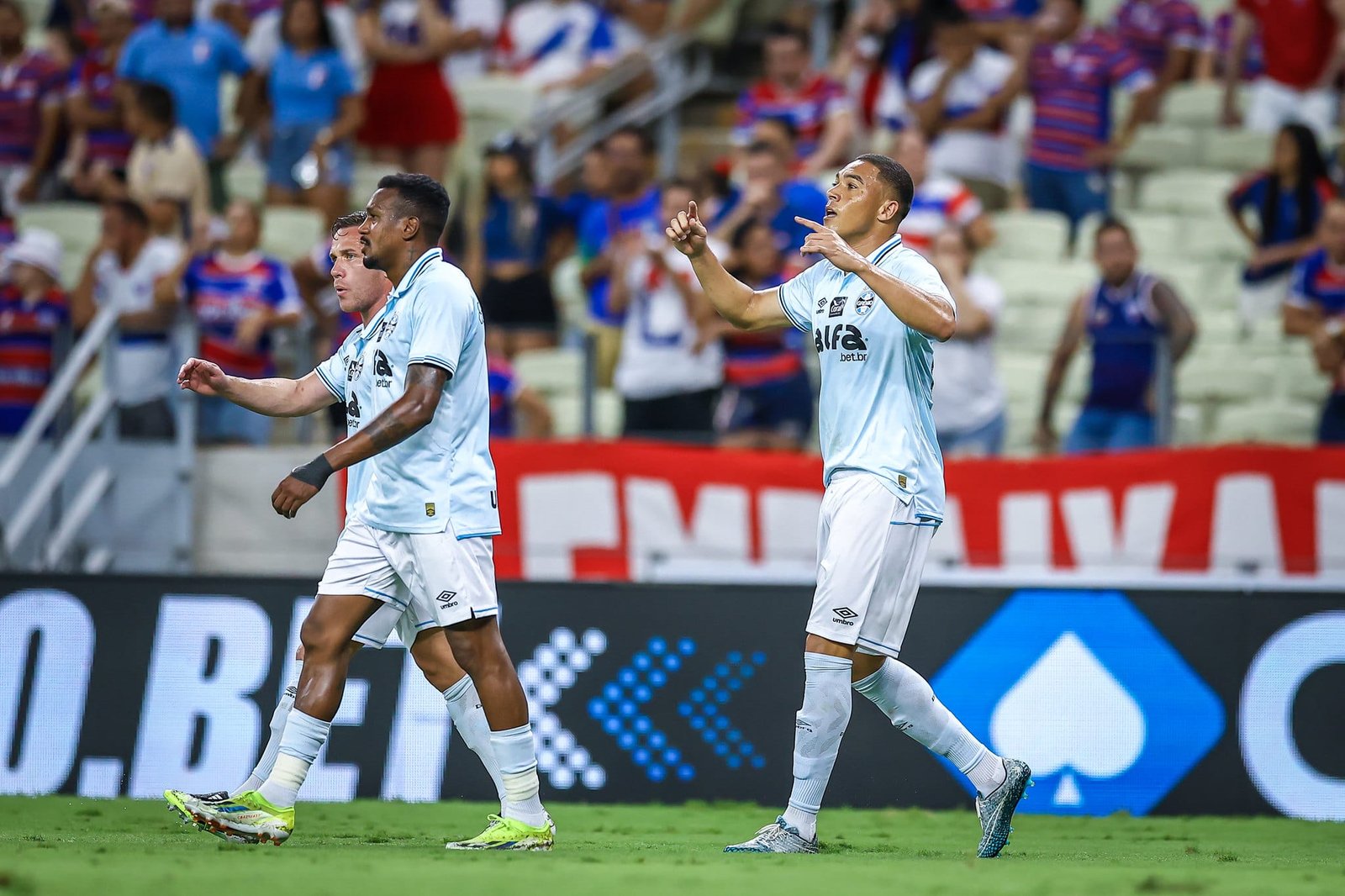 "Minha ideia não era recuar o time", diz Sidnei Lobo após Grêmio empatar com o Fortaleza 2 “Minha ideia não era recuar o time”, diz Sidnei Lobo após Grêmio empatar com o Fortaleza