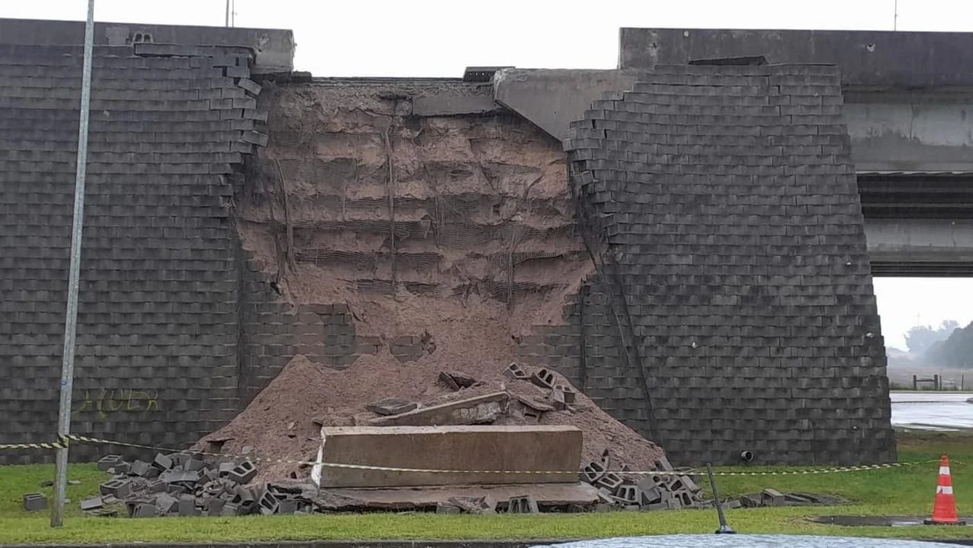 Trânsito é desviado após muro de contenção de viaduto desmoronar na BR-116, em Pelotas 1 viaduto