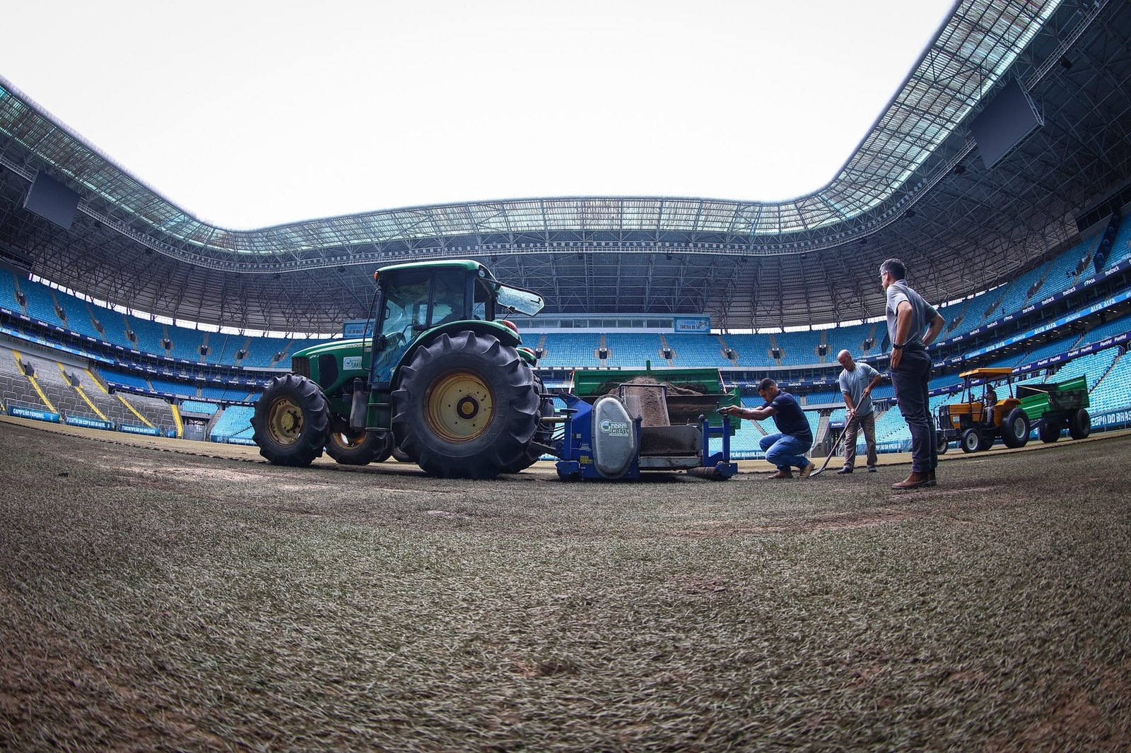 Grêmio inicia troca do gramado da Arena 3 Grêmio inicia troca do gramado da Arena