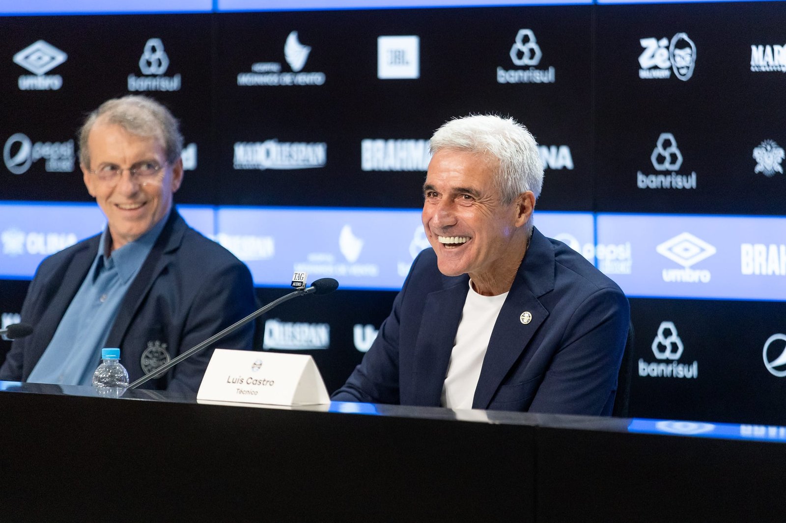 “Gosto do elenco que temos”, diz novo técnico do Grêmio na apresentação oficial