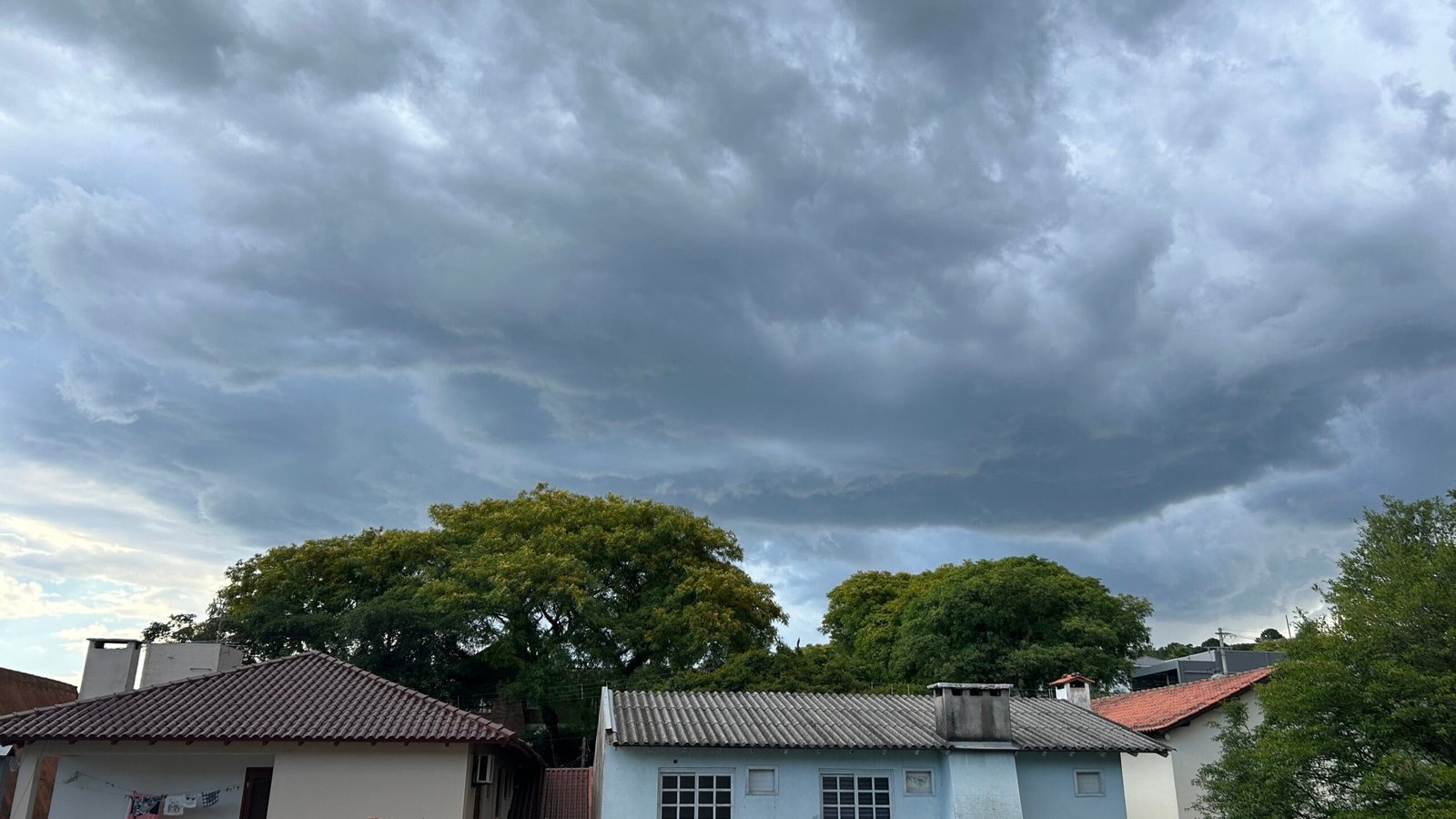 Inmet emite alerta amarelo  para tempestade e granizo em áreas do RS