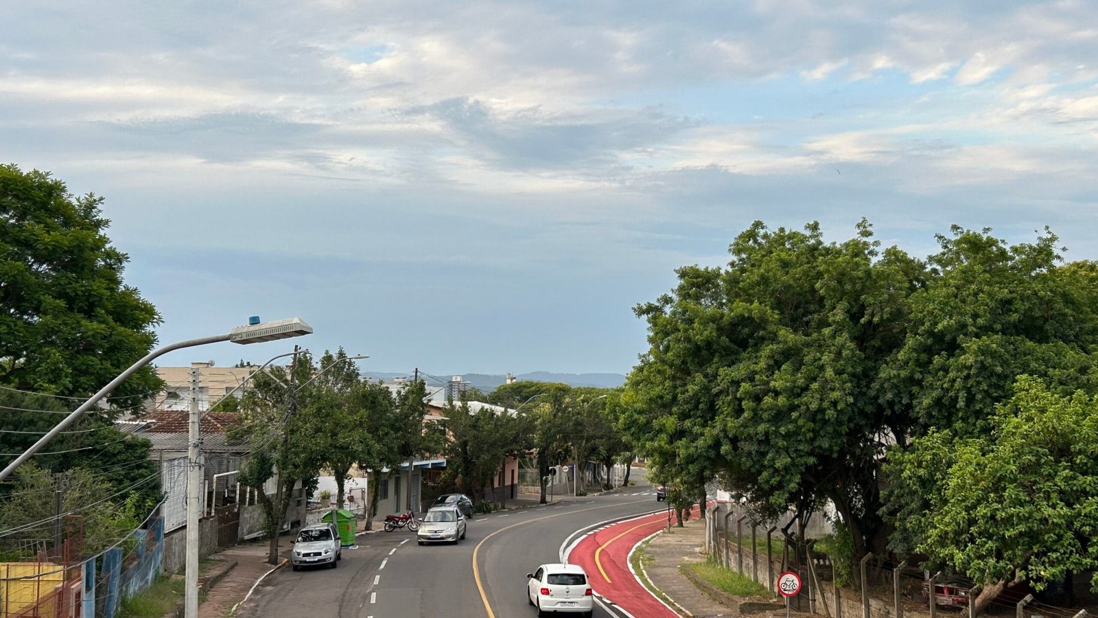Frente fria provocará chuva e vento no RS