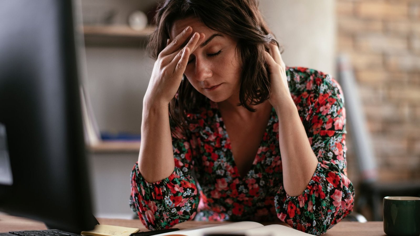 A dor de cabeça piora no calor? Neurologista explica as causas e quando o sintoma preocupa