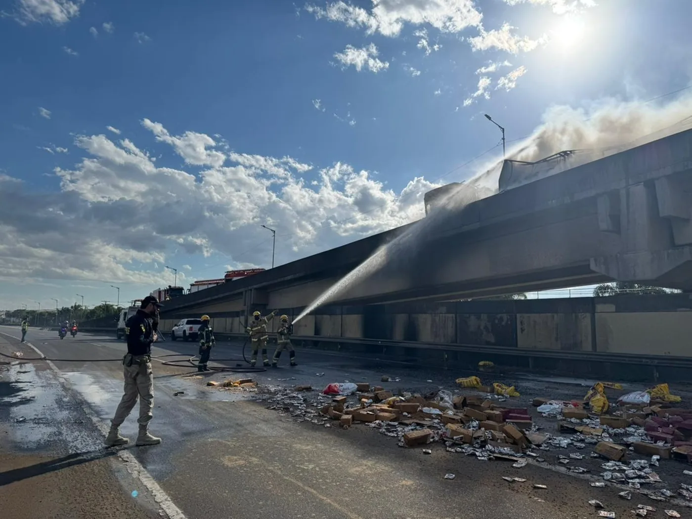 Acidente com caminhão afeta trânsito na BR-448
