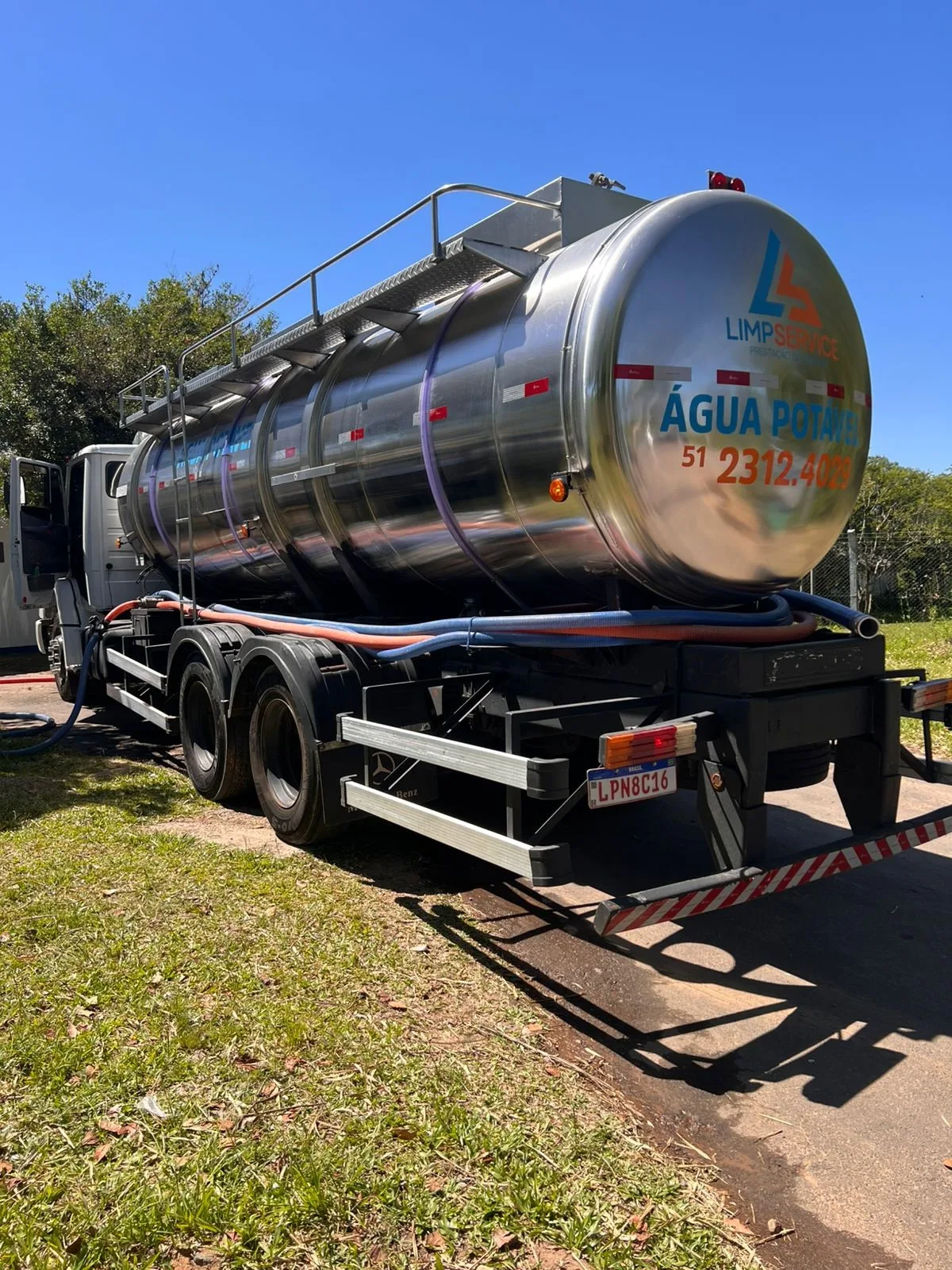 Corsan paralisa processo e utiliza caminhões-pipa para garantir abastecimento em Glorinha 1 caminhao corsan