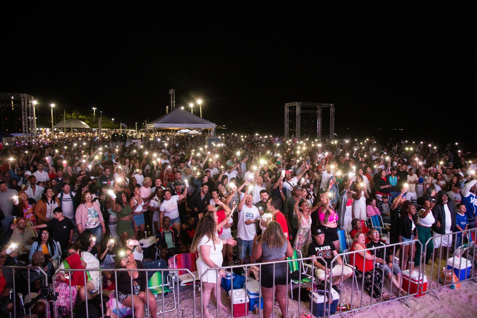 Mais de 30 mil pessoas são esperadas para festa da virada na Praia do Laranjal; Veja a programação