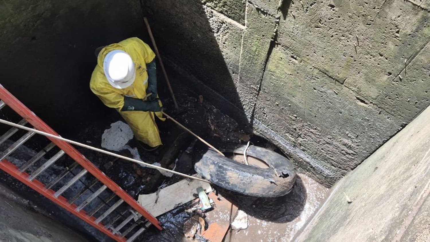 Descarte irregular de lixo provocou alagamento em Caxias do Sul 1 Descarte irregular de lixo provocou alagamento em Caxias do Sul