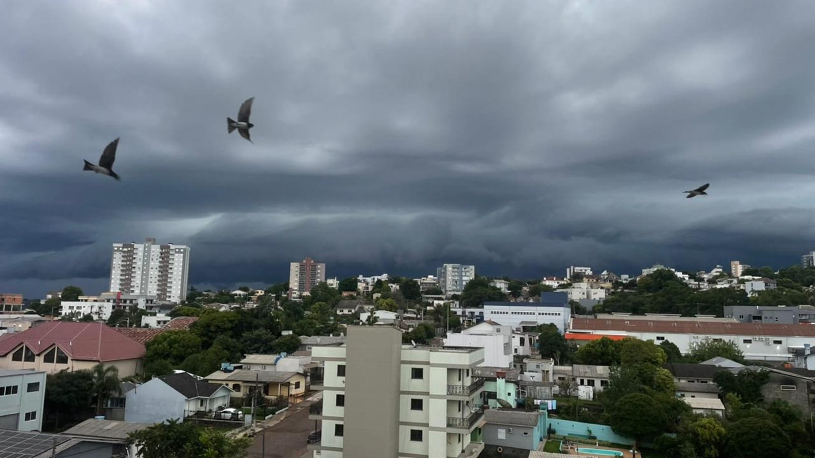 Frente fria avança e deixa tempo instável no RS; Há risco de temporal