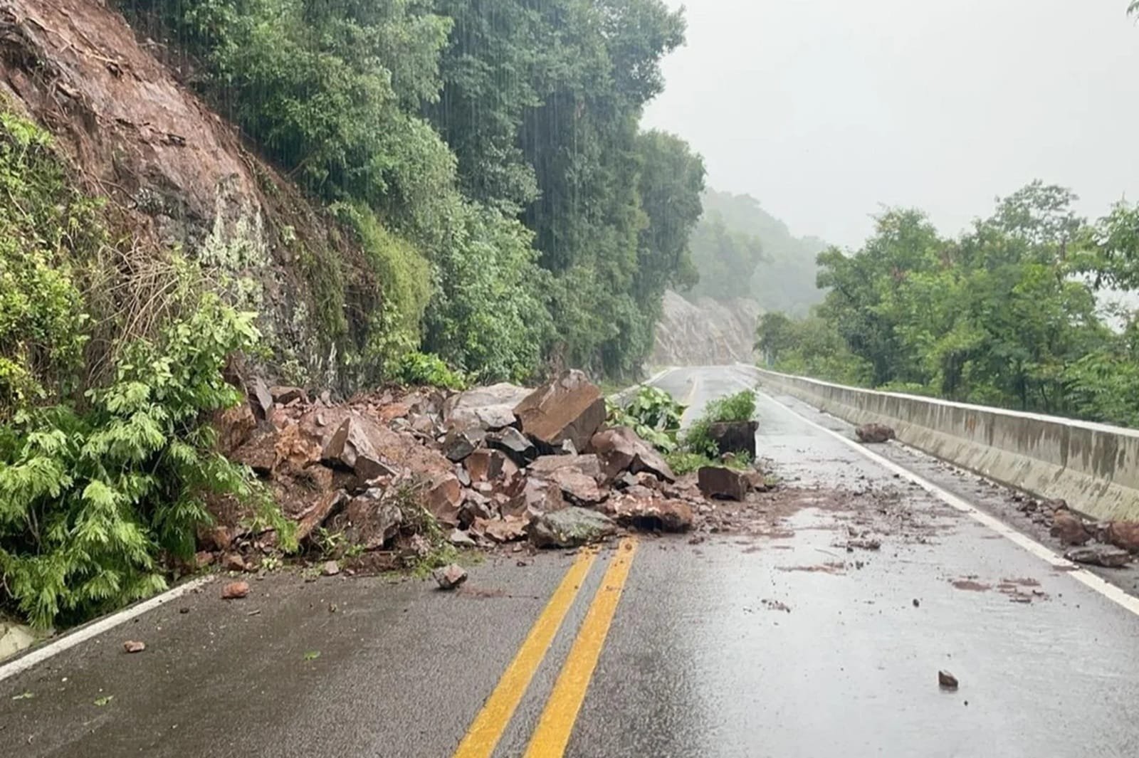 Queda de barreira bloqueia transito em trecho da BR-116, na Serra Gaúcha