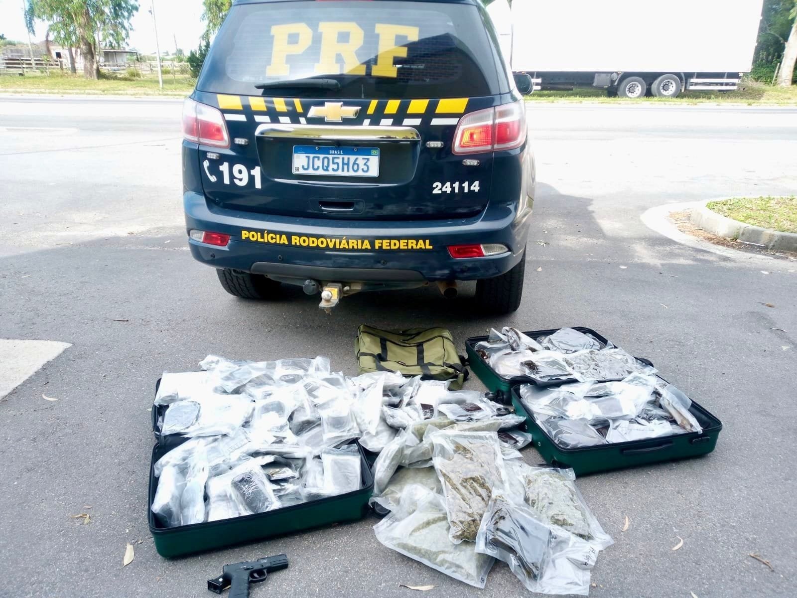 PRF prende motorista de caminhão com grande quantidade de haxixe e skunk em Rio Grande