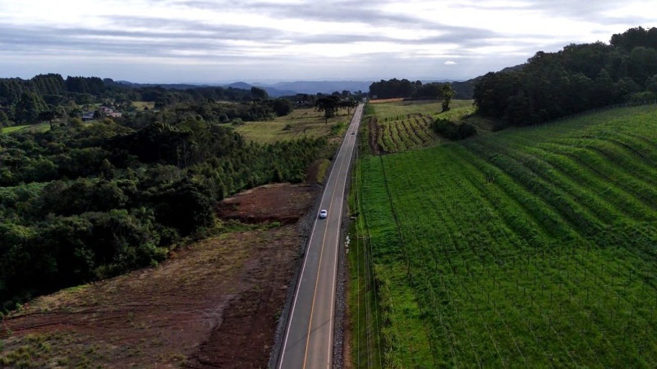Avança obra de pavimentação na ERS-373, na Região das Hortênsias 6 Avança obra de pavimentação na ERS-373, na Região das Hortênsias