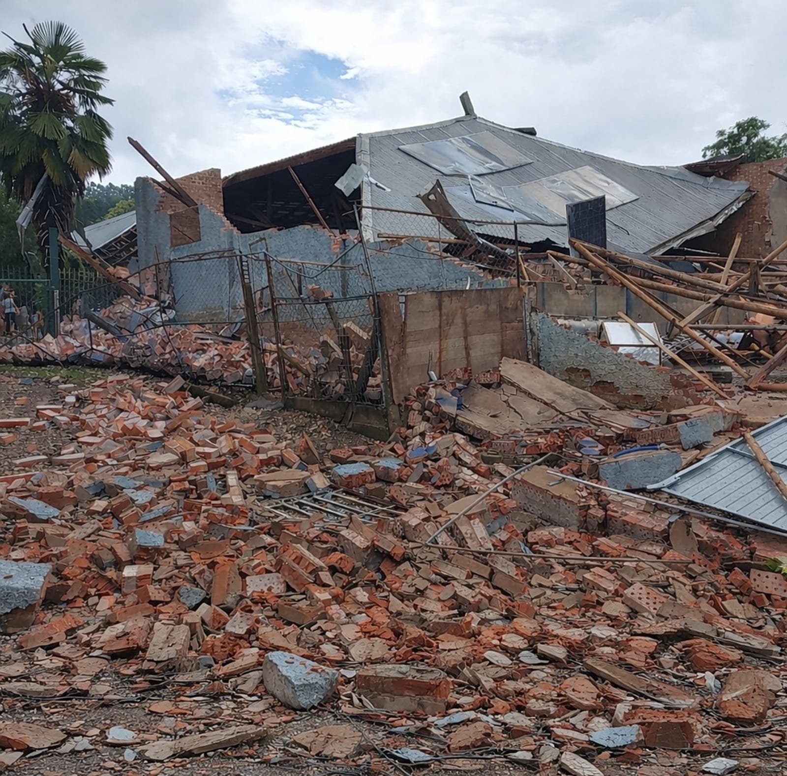 Passagem de tornado provoca diversos estragos em Farroupilha 4 Passagem de tornado provoca diversos estragos em Farroupilha