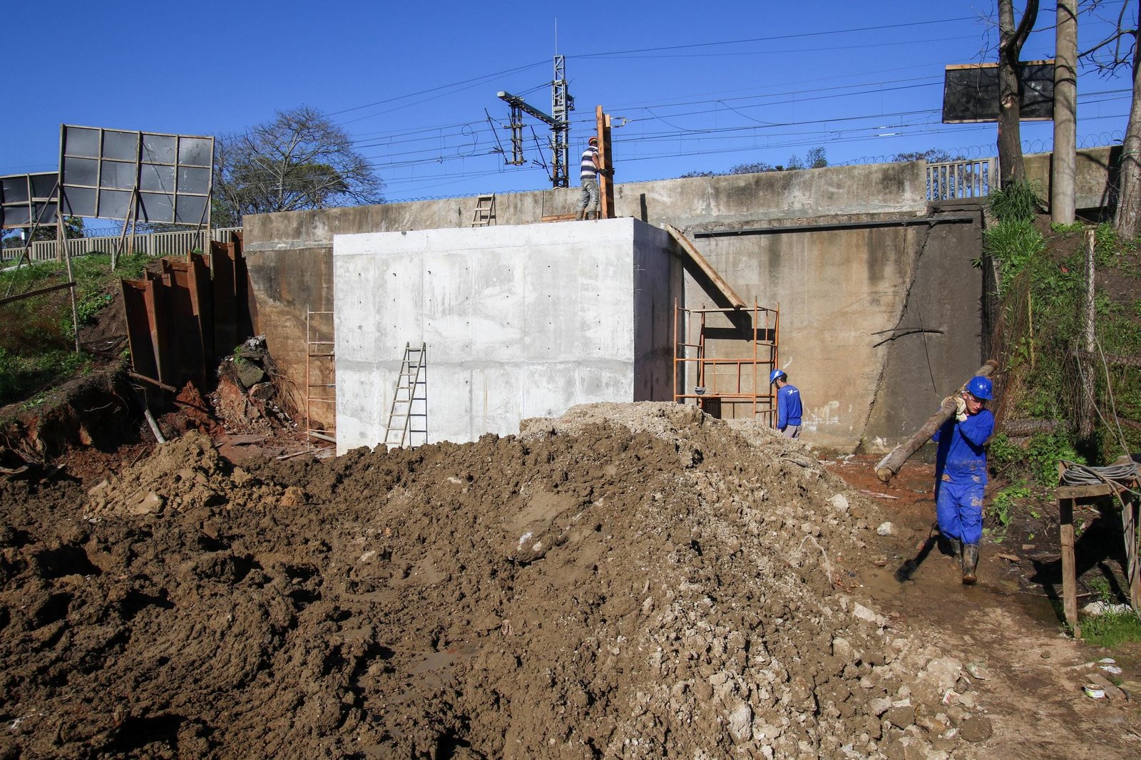 4 comportas do sistema de proteção contra cheias são fechadas em Porto Alegre 1 10092025 Fechamento das comportas 1410 e 08 Luciano Lanes 050 3