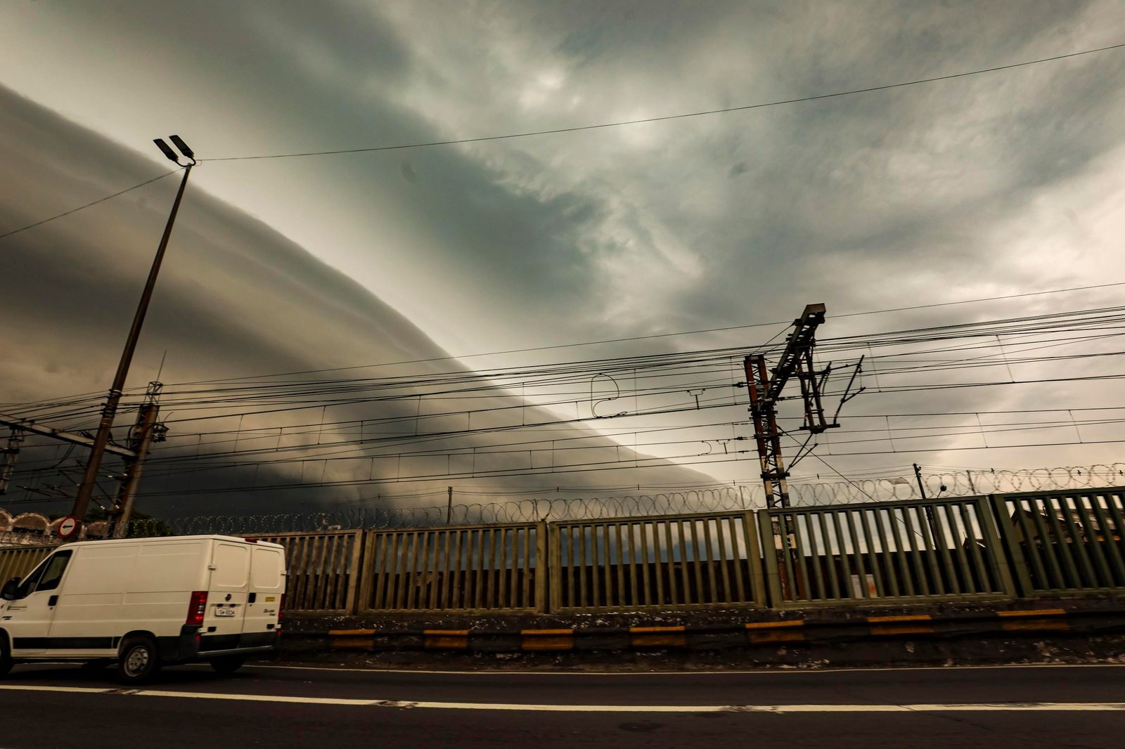Porto Alegre segue com alerta de chuva intensa; Defesa Civil monitora 2 arroios