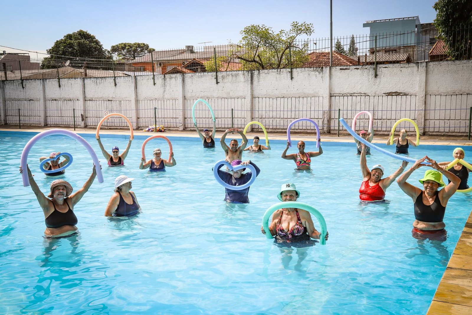 Piscinas públicas de Porto Alegre oferecem aulas de natação e hidroginástica