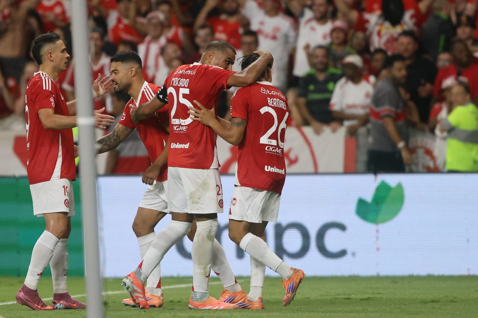 “Nós soubemos nos impor”, diz Borré após Inter vencer o Grêmio  