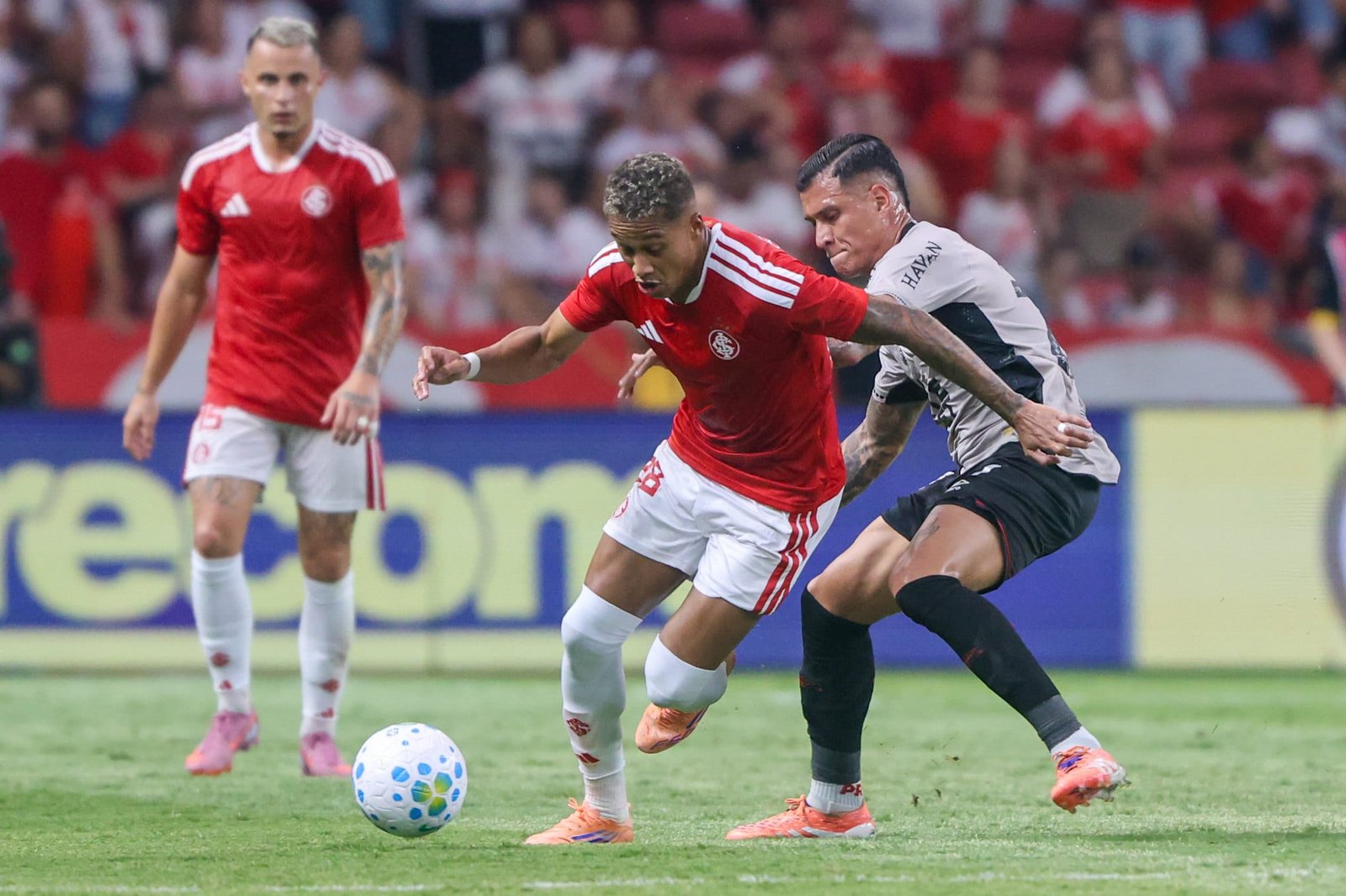 “Poderíamos ter saído com algo a mais”, disse técnico do Inter após perder o Athletico-PR