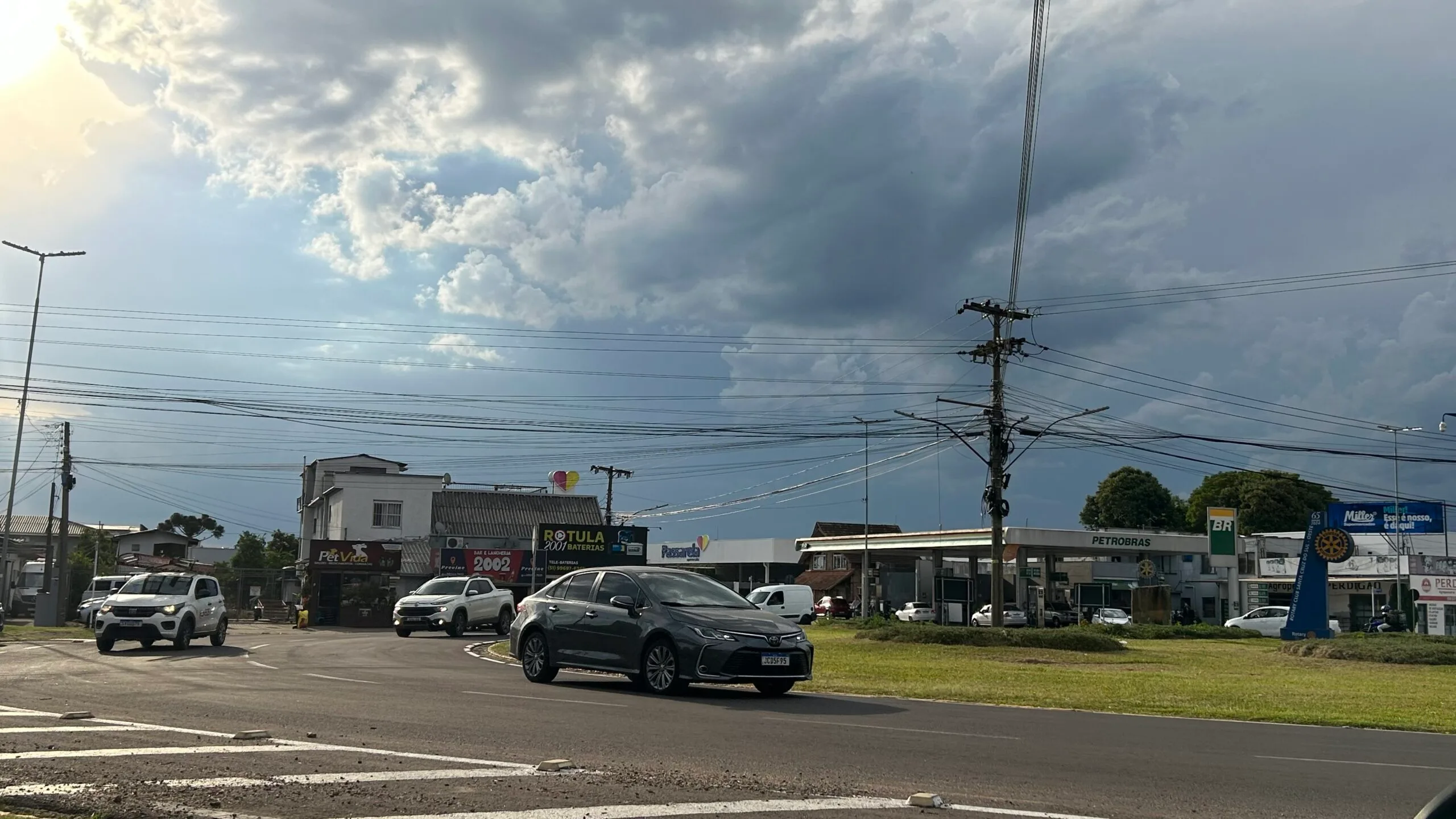 Calor ganha força e nuvens carregadas provocam chuva no RS
